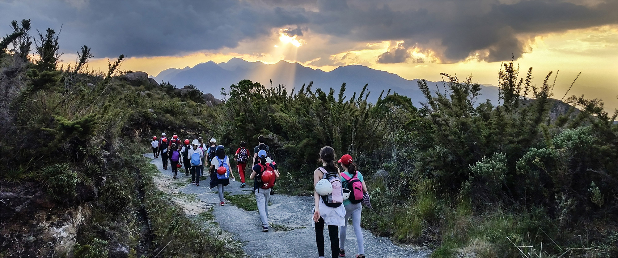 Alunos voltando para o acampamento depois de um dia de atividades no Parque Nacional do Itatiaia